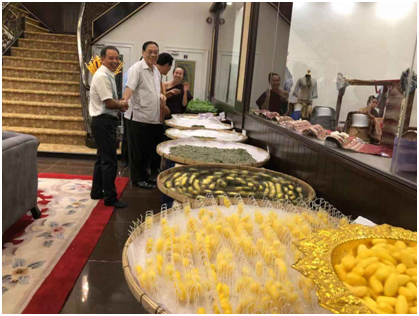 老挝国家领导人参观“江苏现代蚕桑生产过程”展厅