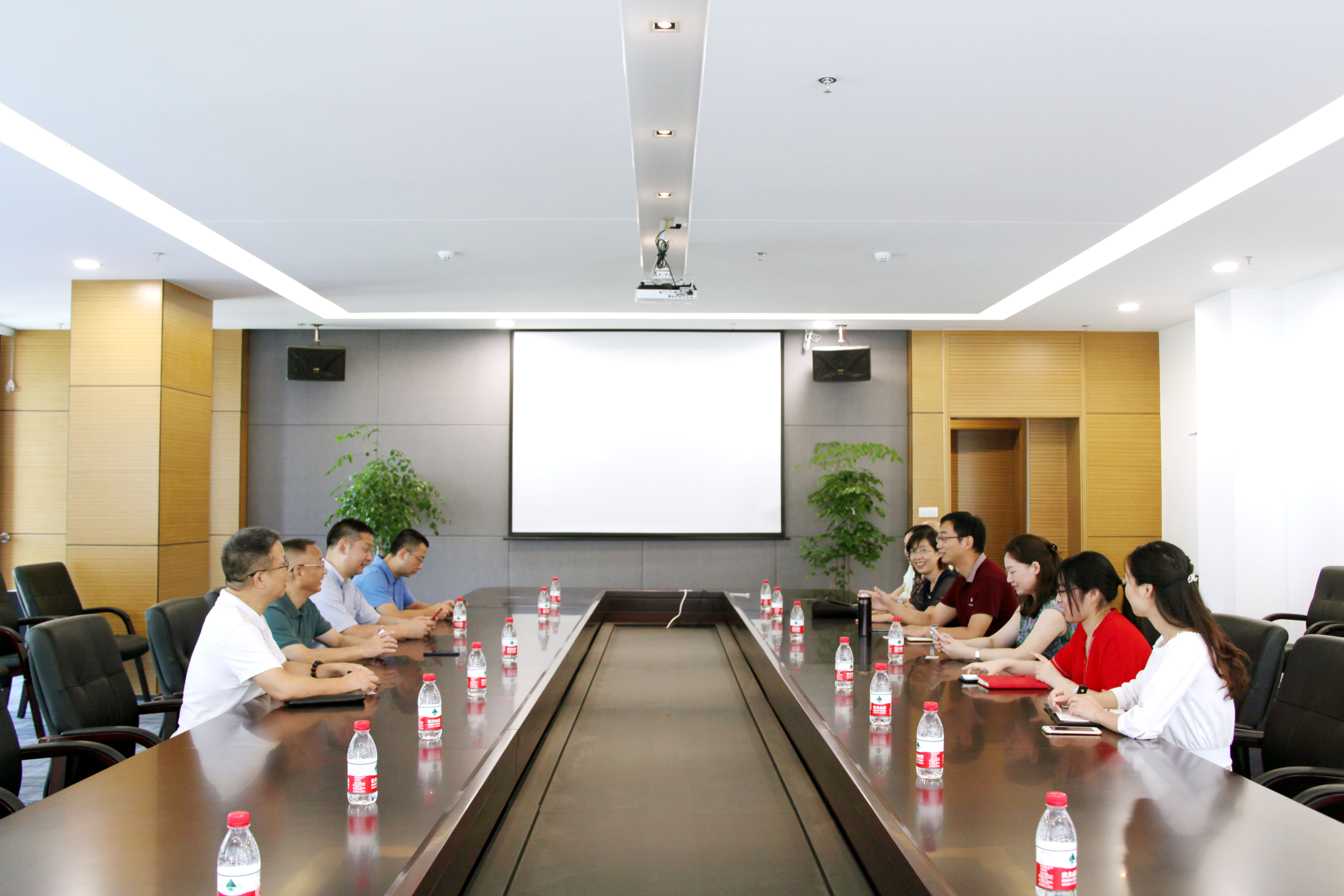 武汉纺织大学副校长罗锦银一行来访交流